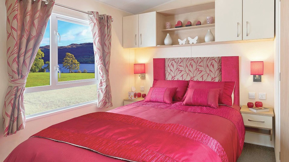Llwyngwril House | Spacious caravan with one double and two twin.