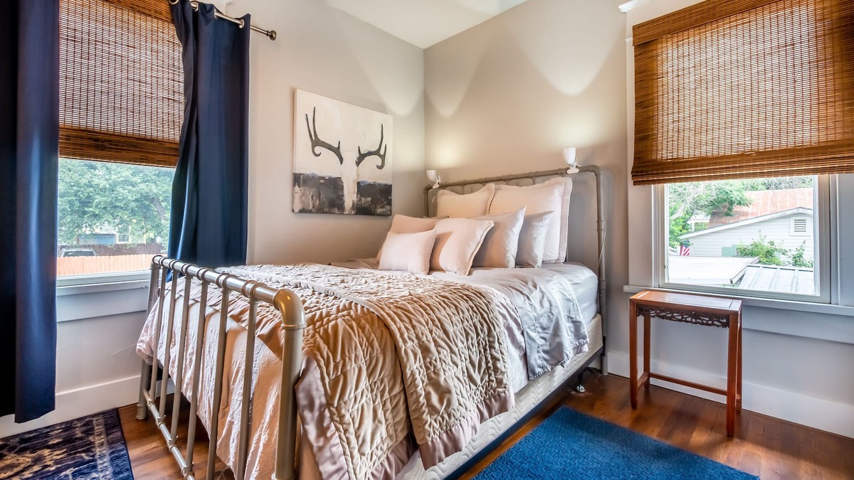 Tobin Hill Apartment | Spacious Carriage Apartment near Downtown, Pearl Brewery & Riverwalk