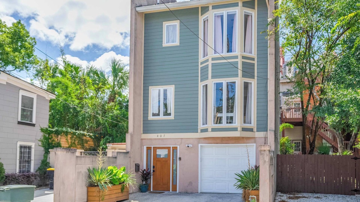 Historic Downtown Savannah Apartment | Spacious Carriage House| King Beds + Free Parking!