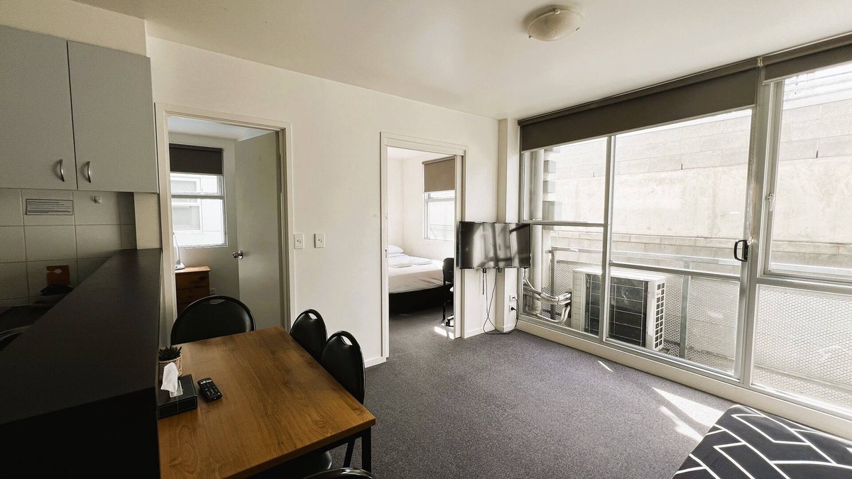 Melbourne Central Business District Apartment | Spacious CBD Apartment for 5 | WiFi Included