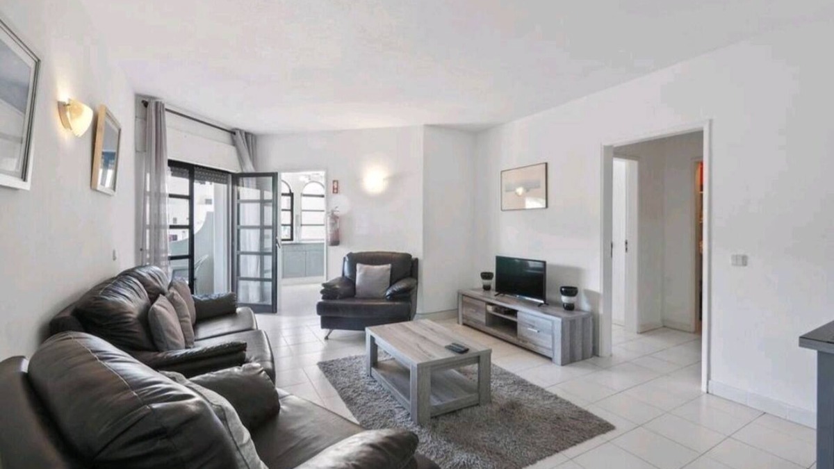 Mato Serrao Apartment | Spacious central beach home steps from the sea