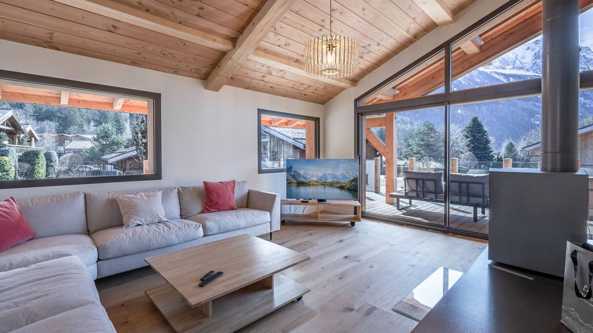 Les Tines Ski Chalet | Spacious chalet in Chamonix with jacuzzi and parking, pets allowed