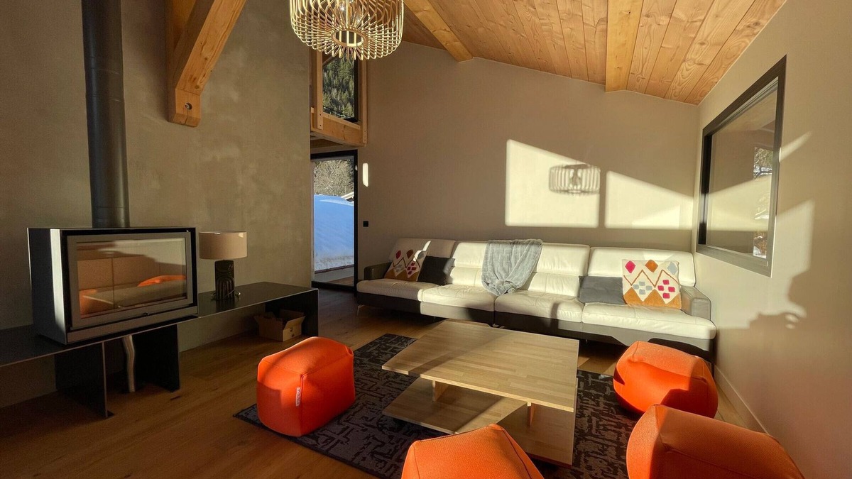 Les Tines Ski Chalet | Spacious chalet with jacuzzi, pets allowed and private parking
