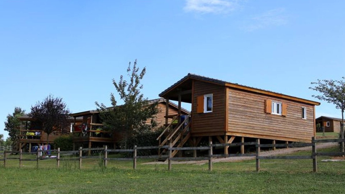 Naucelle Ski Chalet | Spacious chalet for 8 people - Pond view - Terrace