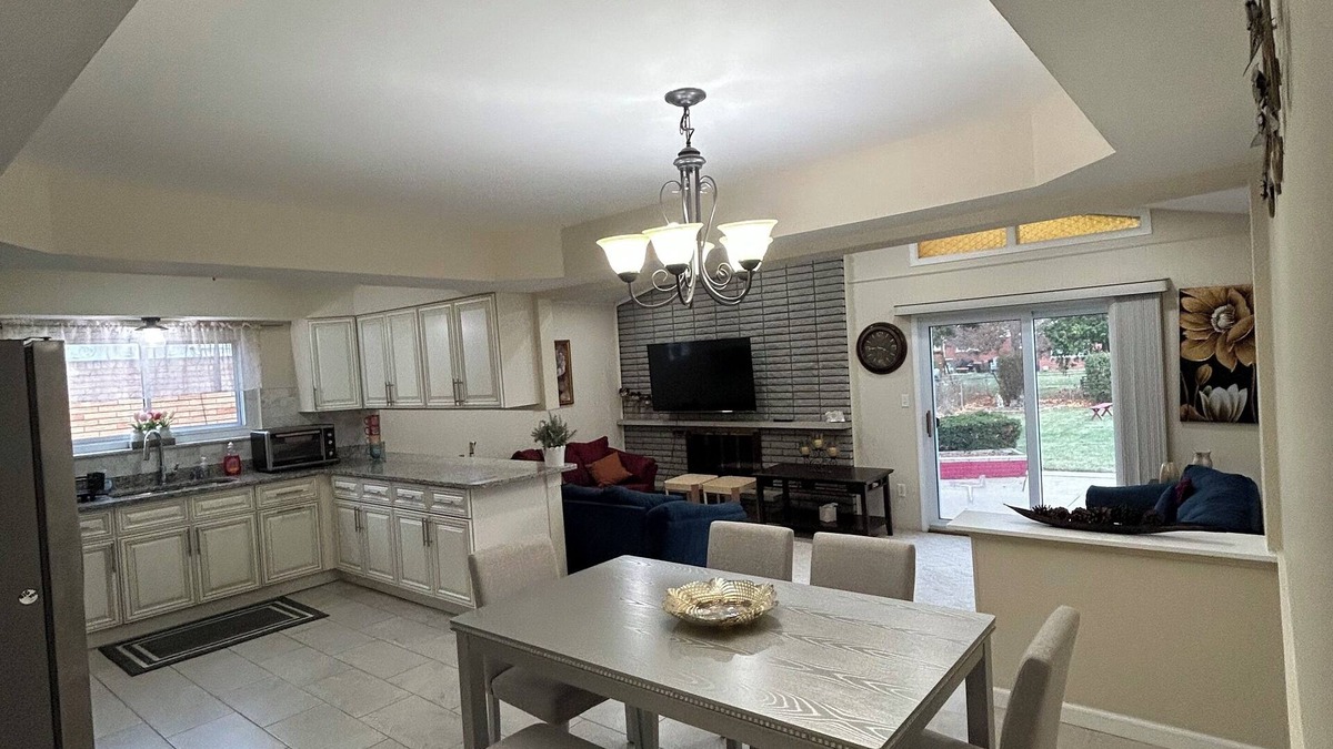 Warren House | Spacious & Charming 3-bedroom house with WiFi, AC, Netflix