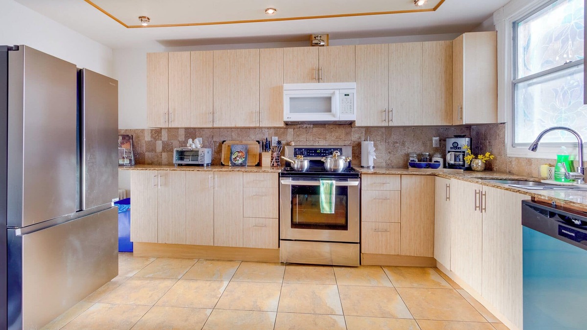 LaSalle House | Spacious Charming Waterfront 7 Bedrooms Home In Montreal