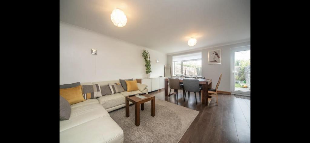 Chessington North and Hook House | Spacious Chessington home with parking & garden