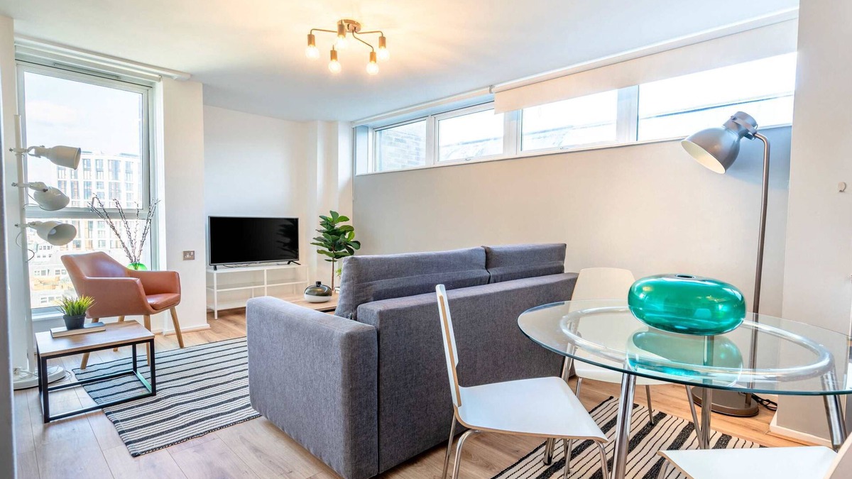 Covent Garden Apartment | Spacious, Chic Apartment in Covent Garden