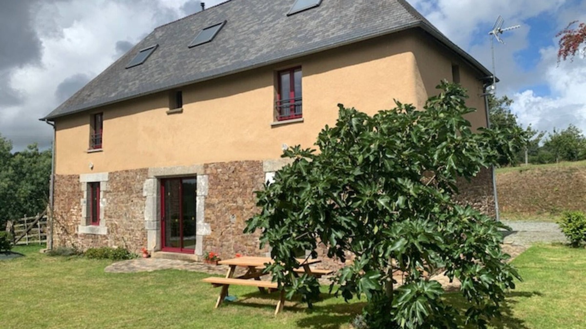 St-Denis-le-Vetu Cottage | Spacious country house in Normandy with parking and pets allowed