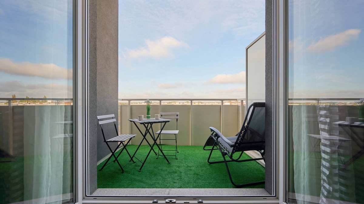 Psie Pole Apartment | Spacious & Colorful Apartment by Renters