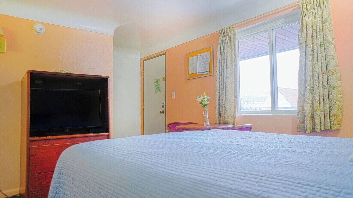 Bay City Hotel | Spacious Comfort Near Downtown Bay City – Ideal for Sightseeing & Relaxation