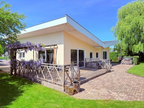 Zeewolde Villa | Spacious Comfort Villa Vera with hottub