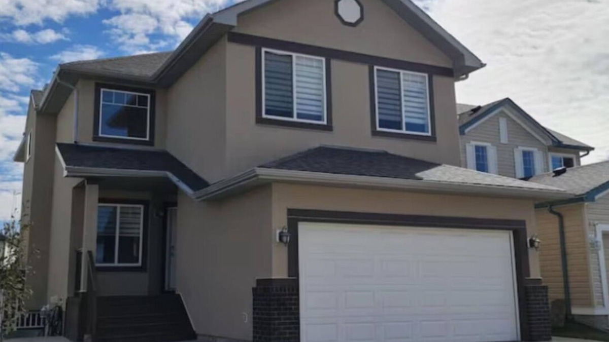 Calgary House | Spacious, comfortable, air-conditioned. Near Airport.