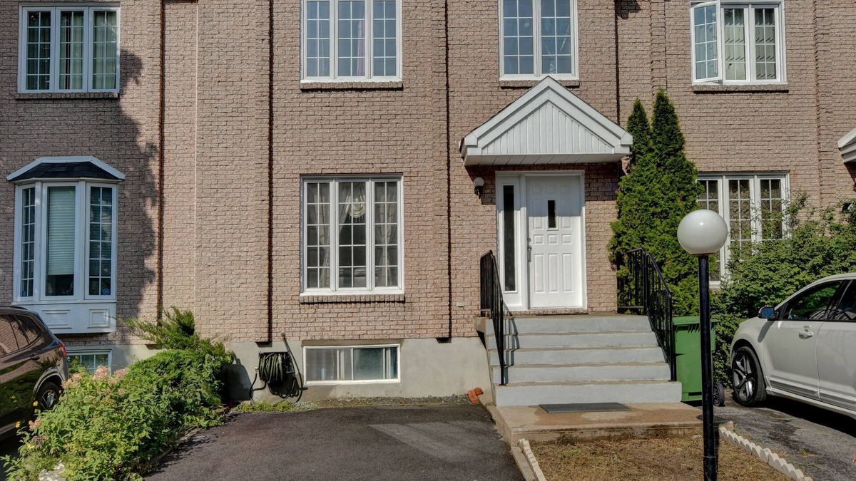 Montreal House | Spacious comfortable home close to highway and airport