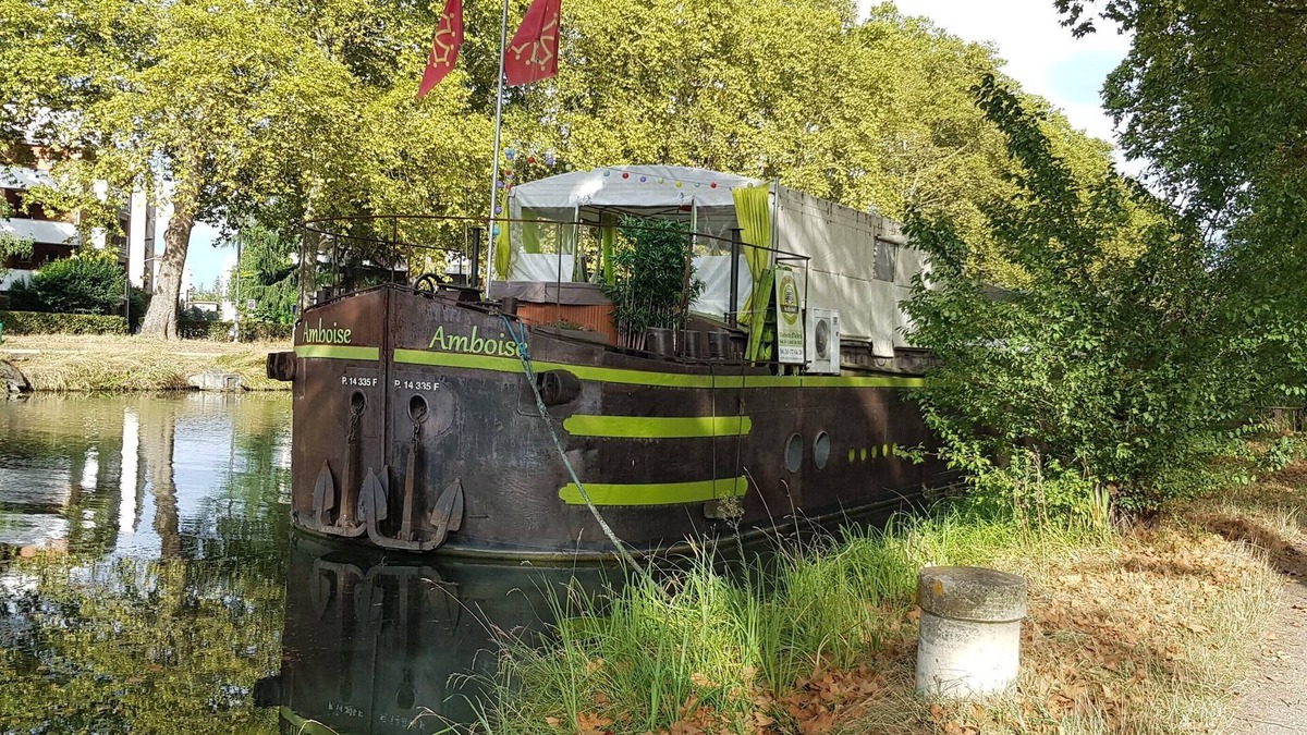 Cote Pavee Boat Rental | Spacious, comfortable houseboat in downtown Toulouse