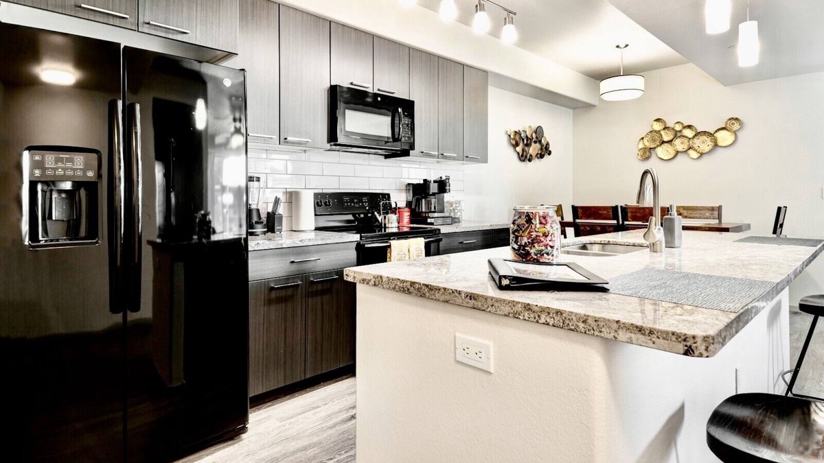 Arrowhead Ranch Apartment | ❤️Spacious Condo☞Desert Views⚫️Full Kitchen☞Pool☞Westgate☞Glendale☞WiFI/EV 🔌 FREE