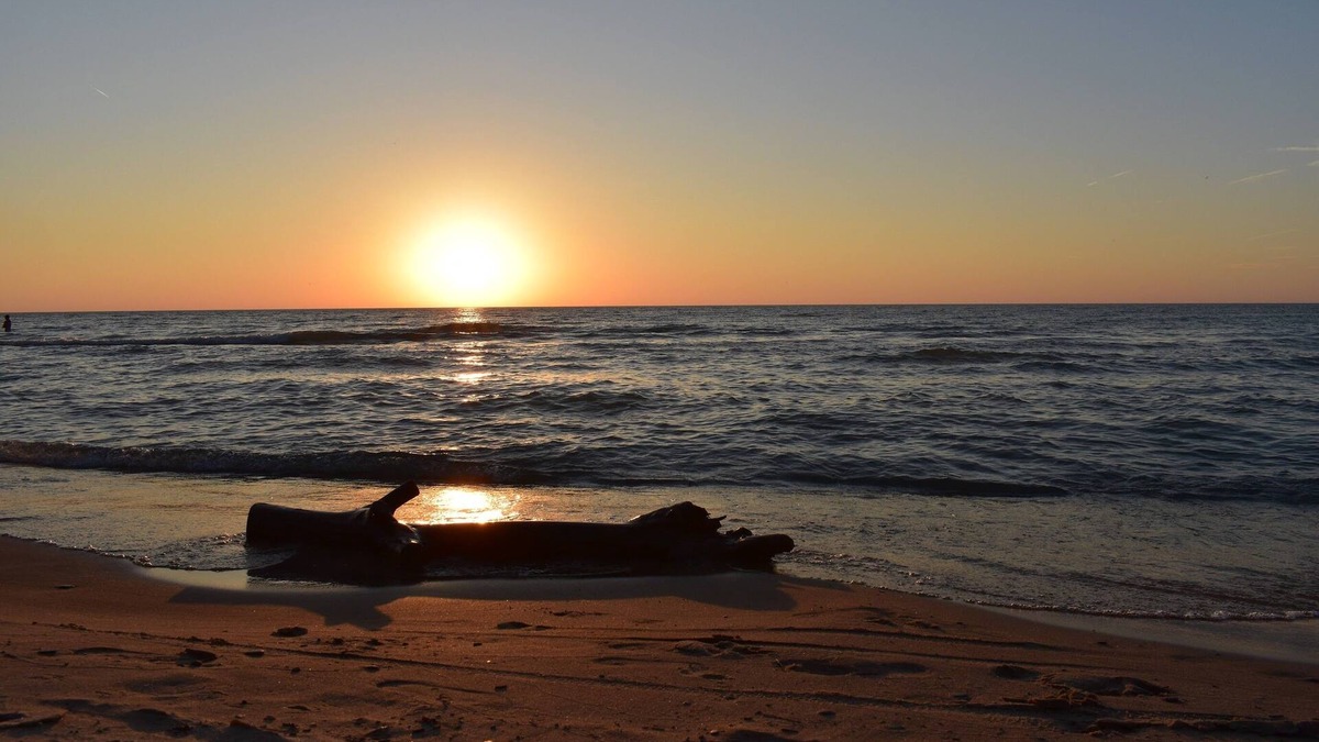 Lake Michigan Beach Condo | Spacious Condo, Family friendly, Walk to Private Beach