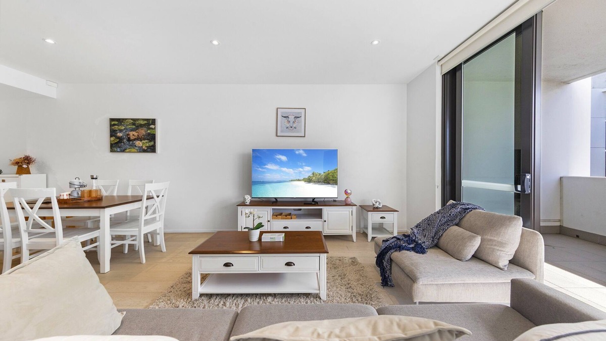 Mascot Apartment | Spacious Condo in Mascot. Doorsteps to Station!
