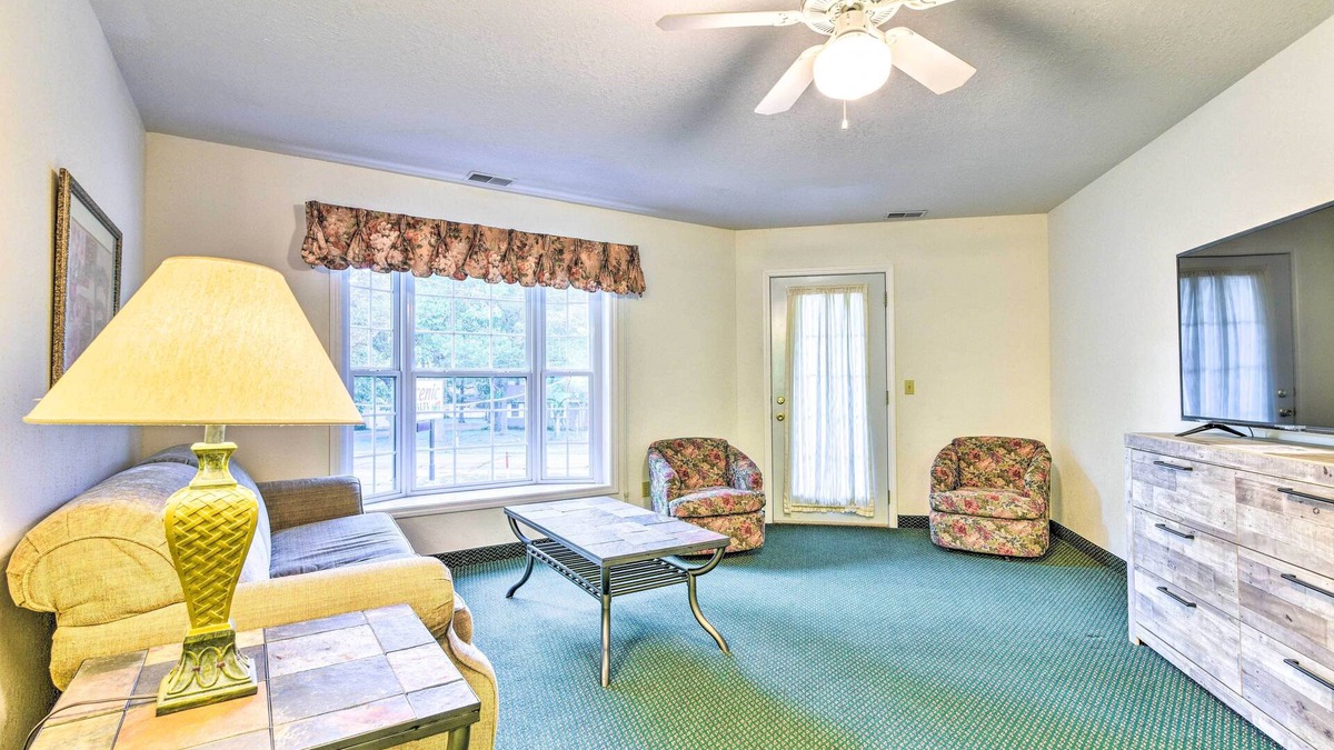 Pigeon Condo | Spacious Condo w/Balcony, 4 Mi to Beach!
