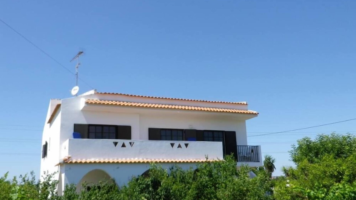 Porches Apartment | Spacious Contemporay apartment in an independent villa