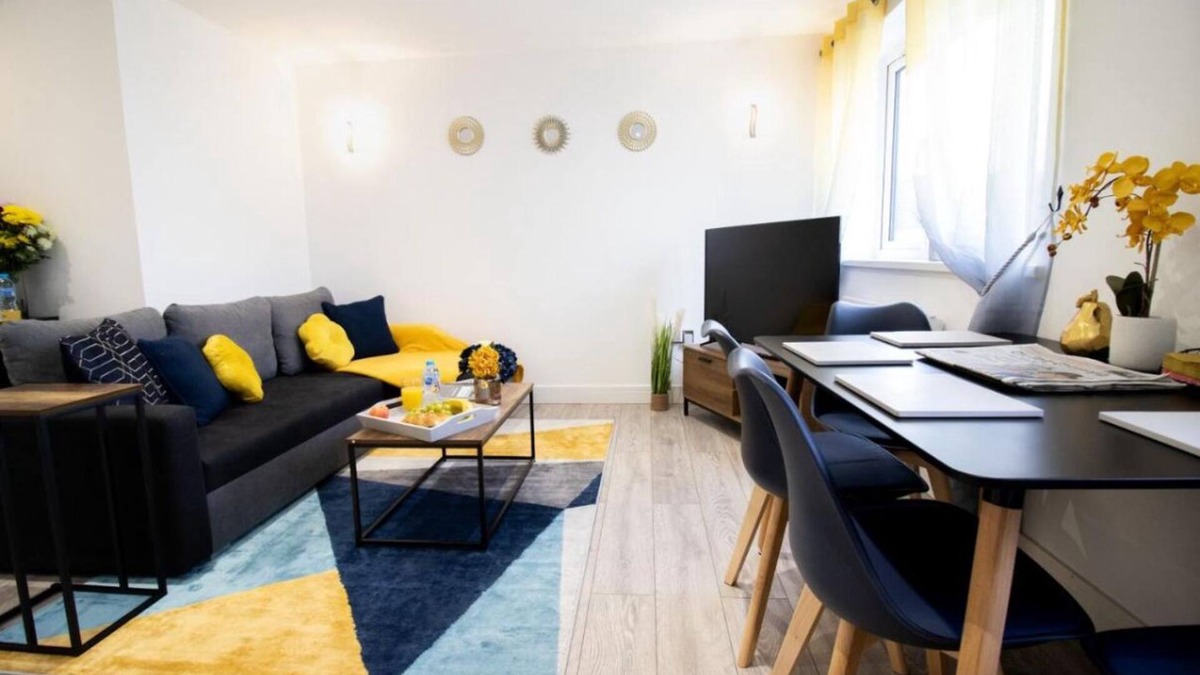 Swindon Apartment | Spacious Contractor Family apartment