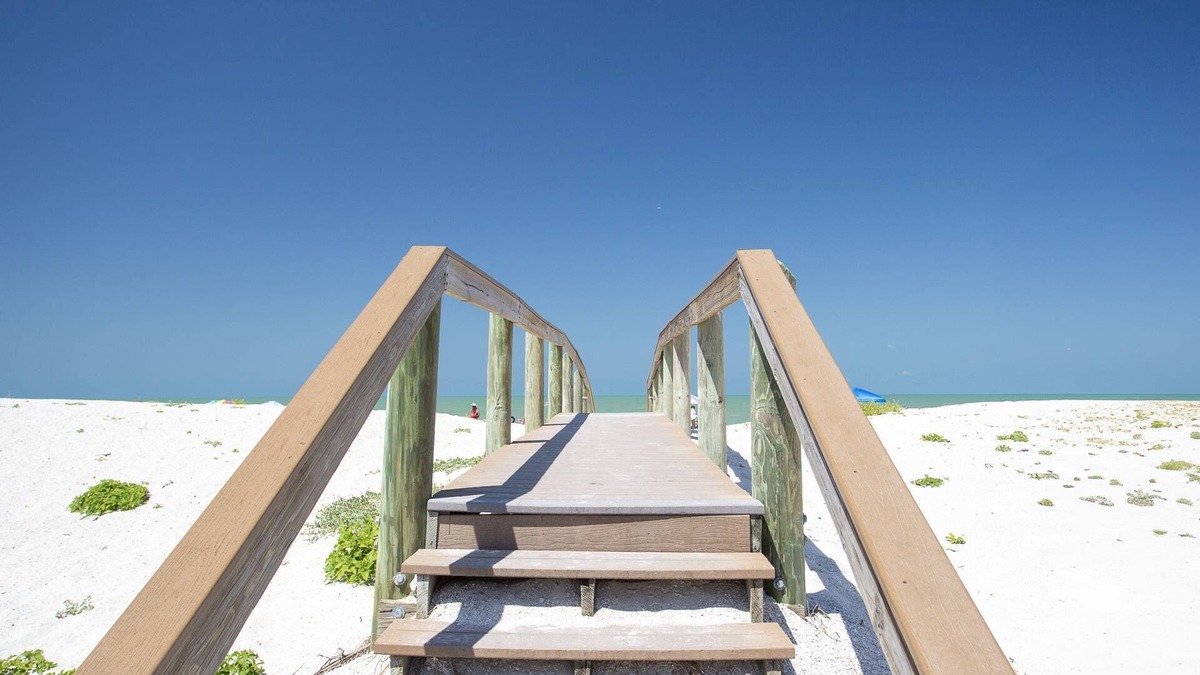 Pass-a-Grille Historic District Condo | Spacious corner unit on Pass-A-Grille Beach. Heated pool. Enjoy the best the area has to offer.