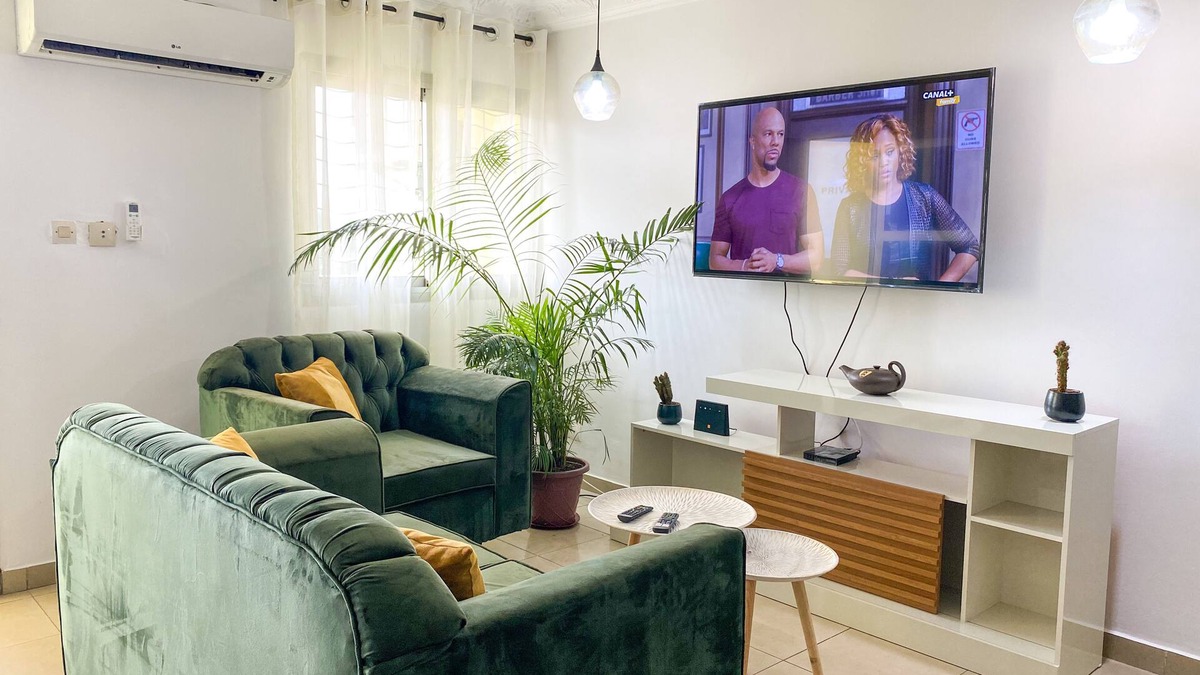 Yaounde House | Spacious Cosy, super comfy Dowtown apartememt with Parking and Wifi
