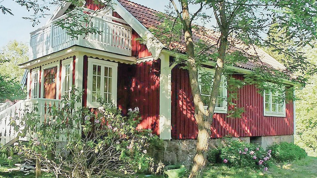 Holmsjo House | Spacious cottage in a quiet location in the forest east of Holmsjö and Nävragöl.
