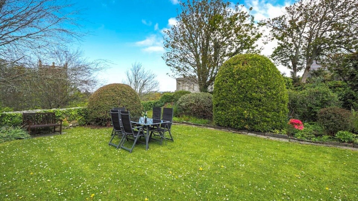 St Davids Cottage | Spacious cottage in the heart of St Davids overlooking cathedral with parking .