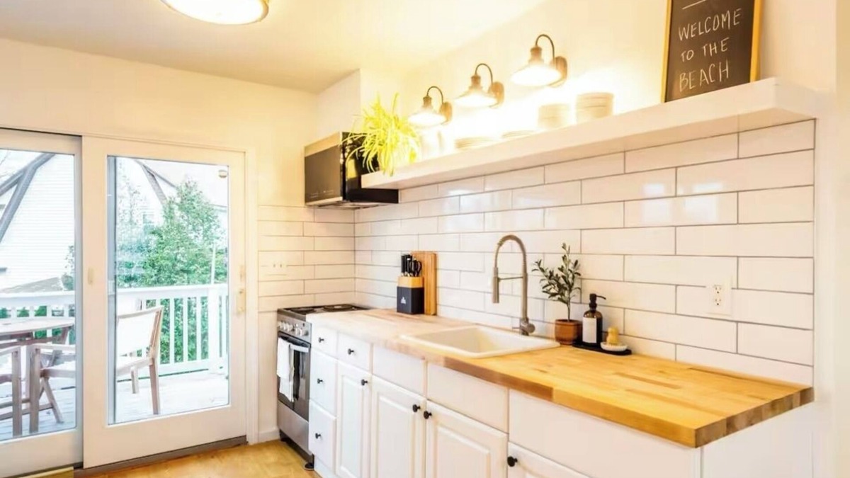 East Shore House | Spacious Cottage w/Waterview