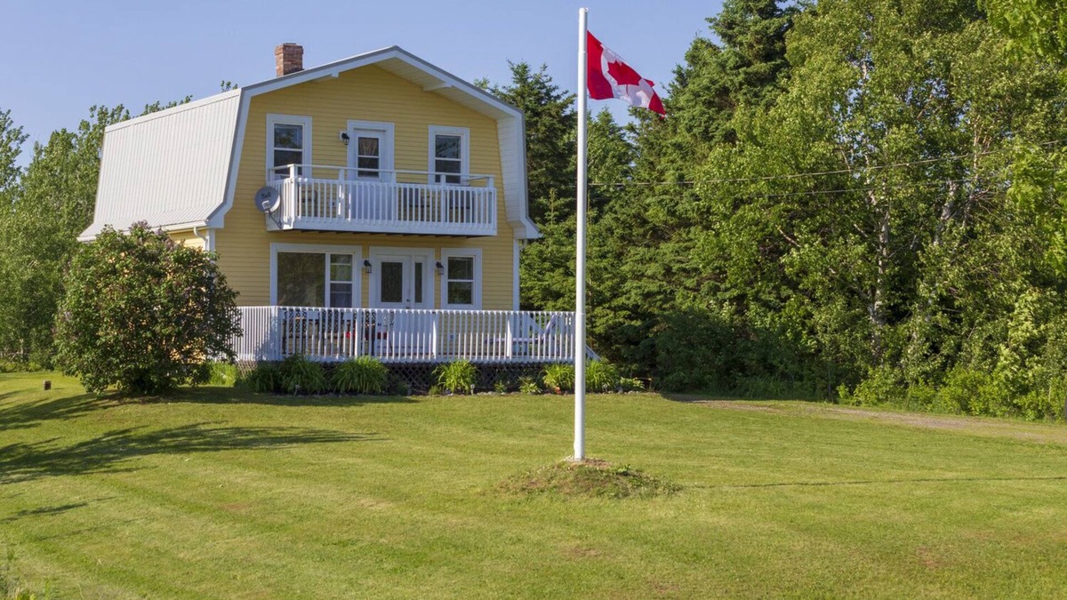 Canoe Cove Cottage | Spacious Cottage with Backyard Built for Hosting