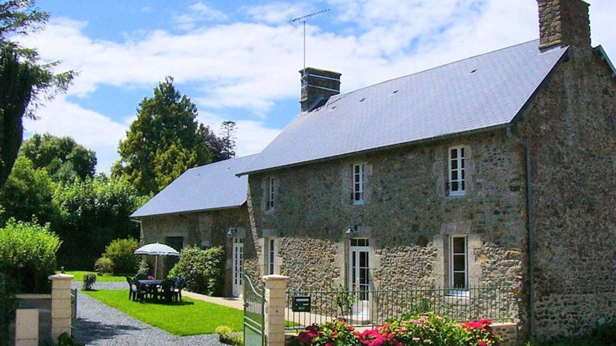 Servigny Cottage | Spacious countryside house with pets allowed