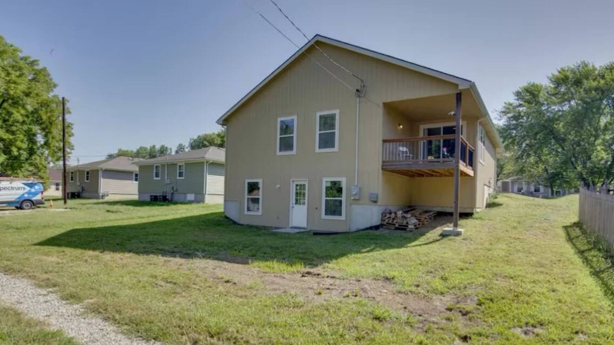 Lansing House | Spacious Country Family Haven in Lansing Kansas
