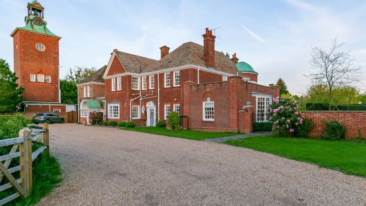 Alfold House | Spacious Country house with pool, sleeps 12. Perfect for relaxing get-away!