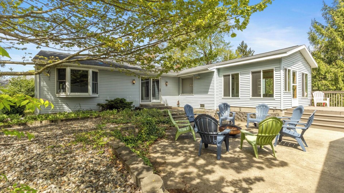 Grand Junction House | Spacious Country Home & 15 minutes from Lake Michigann