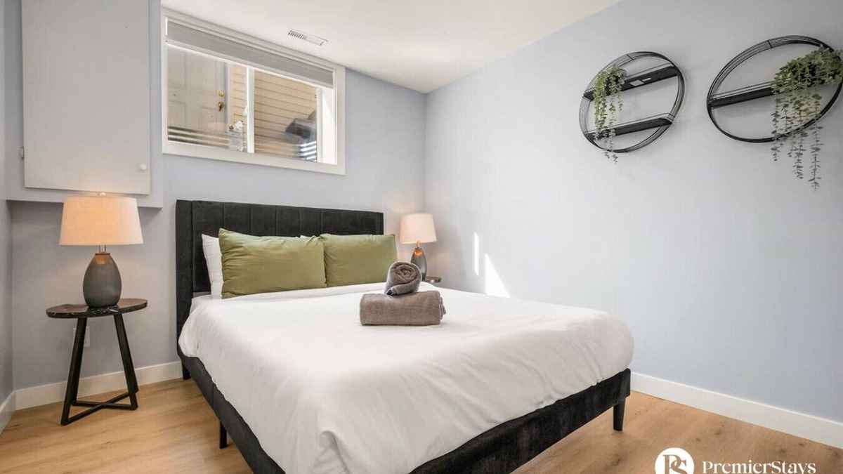 Southeast Calgary Condo | Spacious Cozy Couples Getaway » Queen Bed » Secure