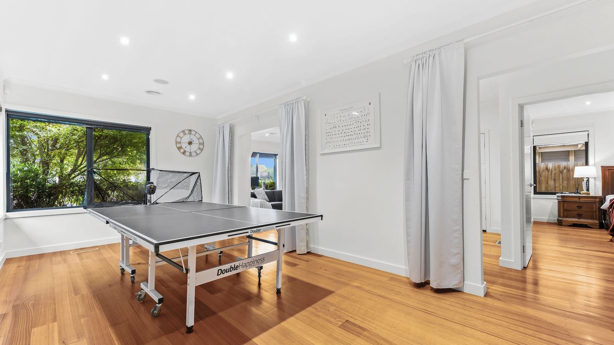 Ormond Villa | Spacious, Cozy & Entertaining 4BR House with a Spa Bathtub and Covered Parking