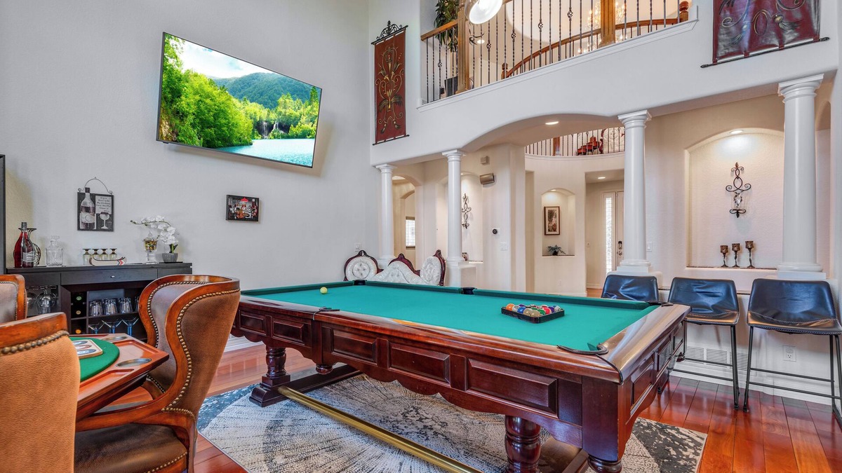 Aurora House | Spacious & Cozy Winter Retreat: Scenic Views, Luxury, Pool Table, Crystal Chandelier, Hardwood."