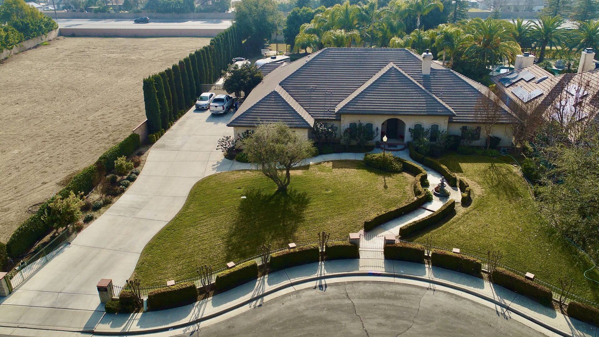 Rosedale House | Spacious Custom 4 BR King Beds with Swimming Pool, Outdoor Kitchen and Fire Pits