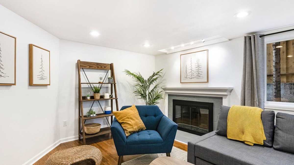 Cully Apartment | Spacious Daylight Basement- 1br Suite in Roseway