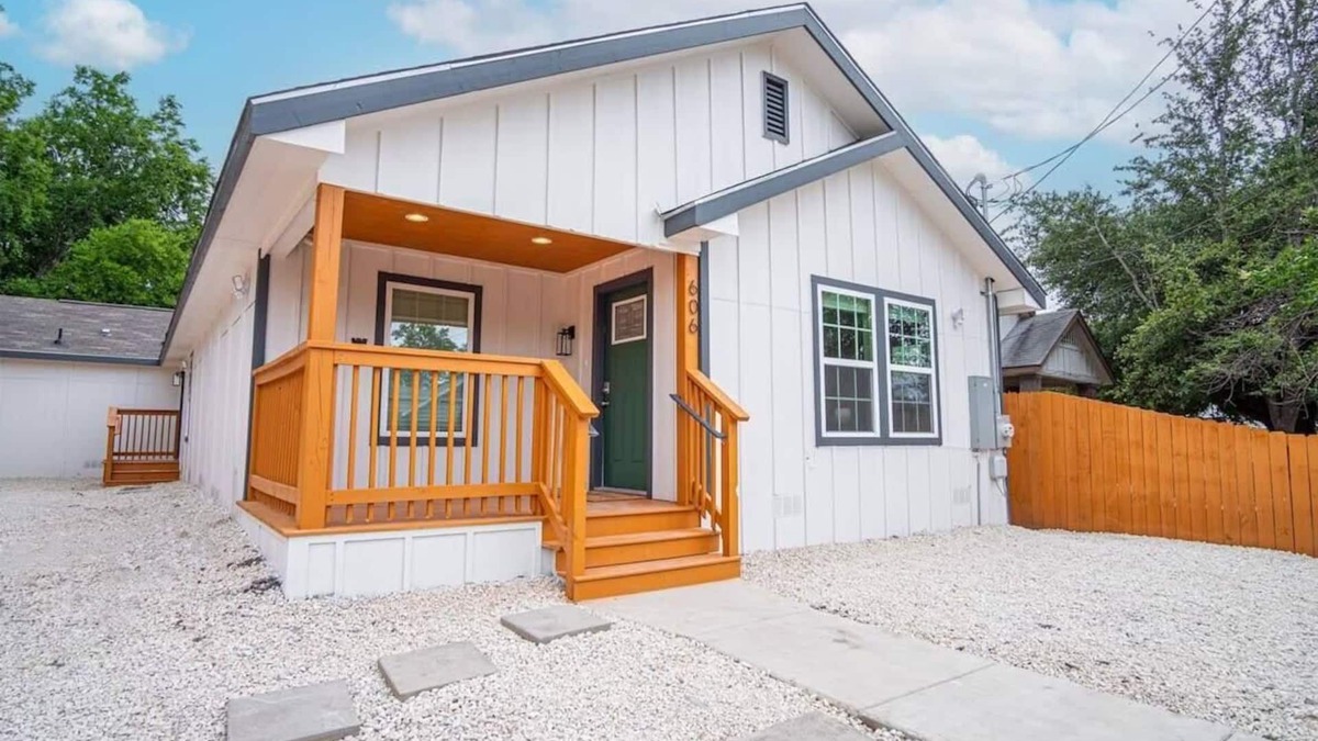 Near East Side House | Spacious Delightful 4 BR/3 BA Close to Downtown