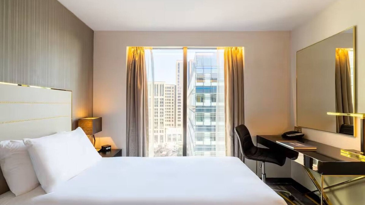 Portsoken Hotel | Spacious Deluxe King Room, City Views, Steps from the Tube