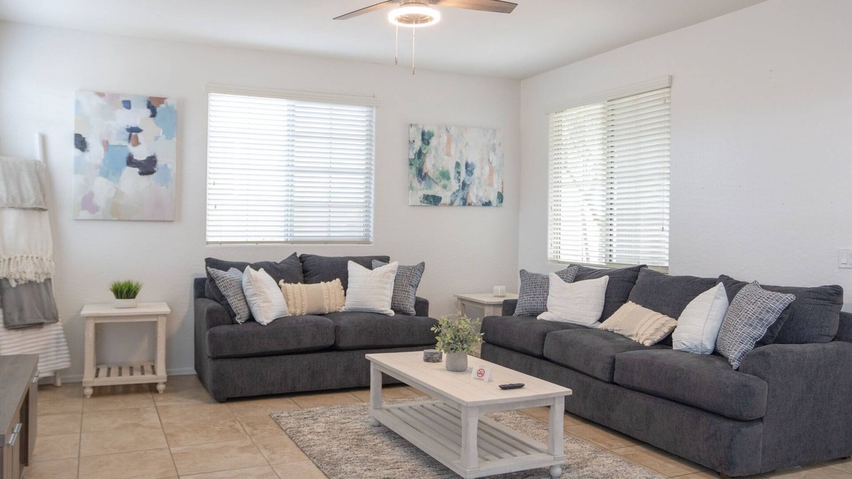 Maryvale House | Spacious Desert Oasis Conveniently located!