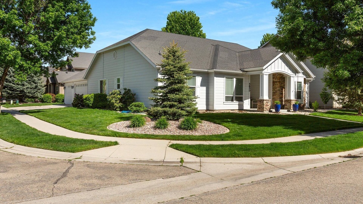 Meridian House | Spacious Designer Home-Hardwoods, Granite, Stainless, Patio & Access to 4 pools.