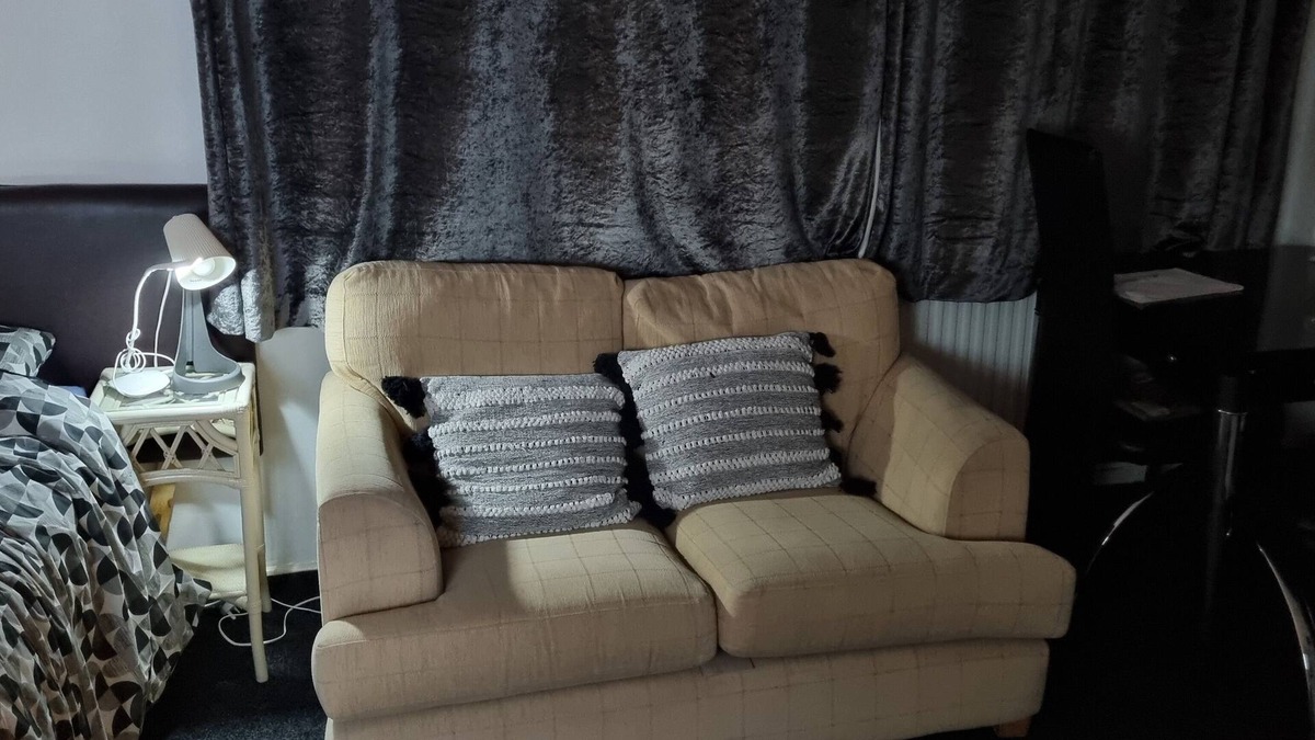 Greasbrough Apartment | Spacious Double Bedroom With Kitchenette Perfect for Couples or Professional