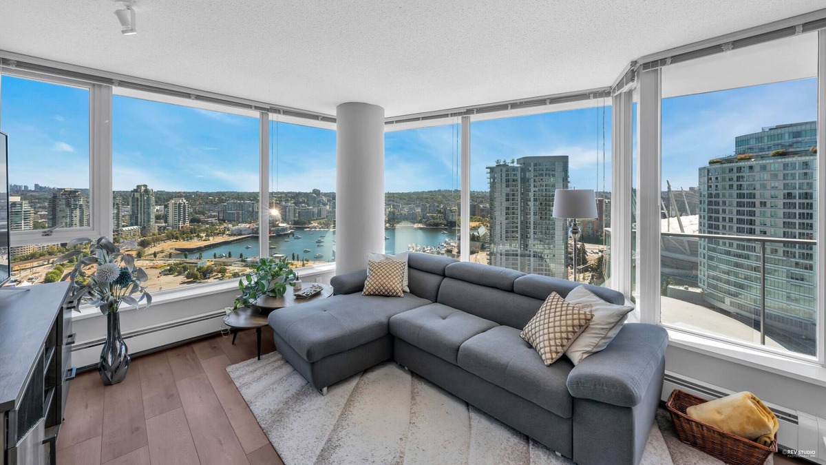 Crosstown House | Spacious downtown 2-bedroom-highrise with view, pool, gym