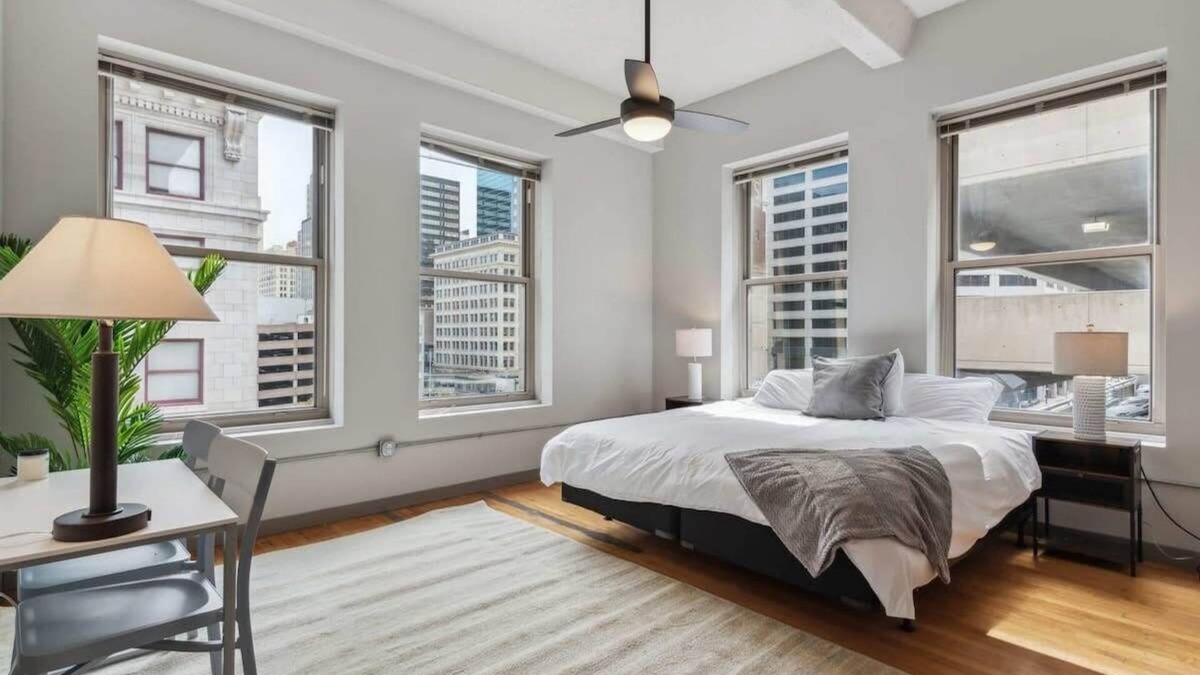 Downtown Kansas City Apartment | Spacious Downtown Retreat with Indoor Pool & Gym