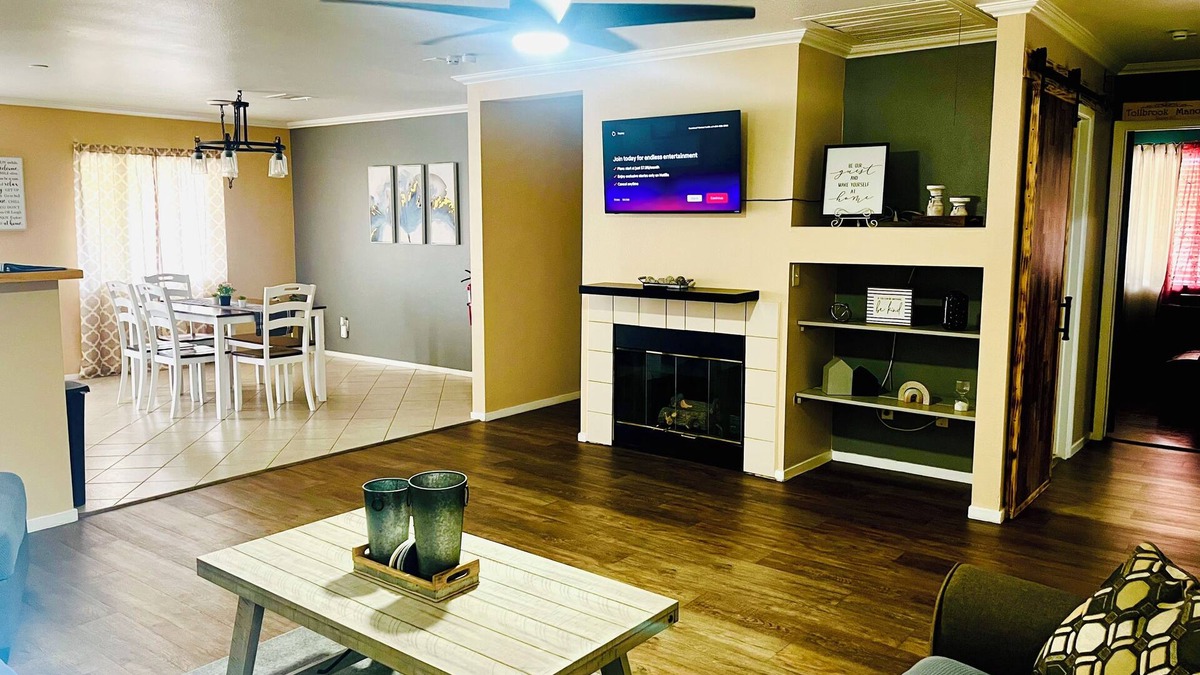 Pittmann House | Spacious Entire Home Near Airport and Downtown Perfect for Families & Work Trips