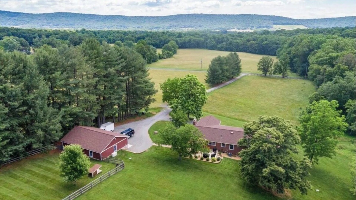 Millville House | Spacious estate in charming Purcellville with WiFi, fitness room, AC