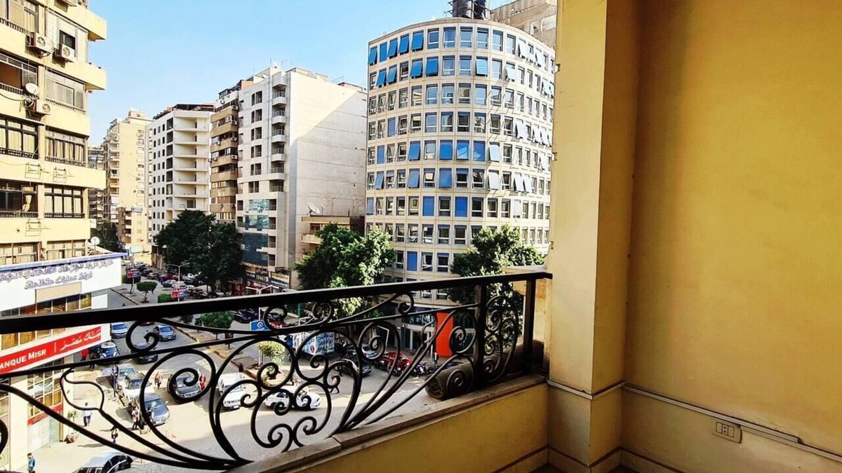 Al Duqqi Apartment | Spacious Executive Luxury Apartment with Balcony